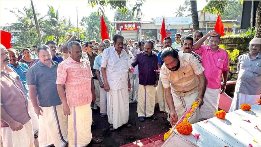 എൻ എൻ കുഞ്ഞുകൃഷ്ണപിള്ള സ്മൃതിമണ്ഡപത്തിൽ സിപിഐ എം ജില്ലാ സെക്രട്ടറി വി ജോയി പുഷ്പചക്രം അർപ്പിക്കുന്നു