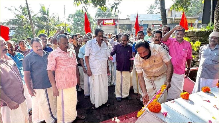 എൻ എൻ കുഞ്ഞുകൃഷ്ണപിള്ള സ്മൃതിമണ്ഡപത്തിൽ സിപിഐ എം ജില്ലാ സെക്രട്ടറി വി ജോയി പുഷ്പചക്രം അർപ്പിക്കുന്നു