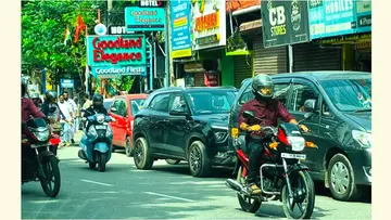അരിസ്‌റ്റോ ജങ്ഷനിൽ അനധികൃതമായി പാർക്കുചെയ്തിരിക്കുന്ന കാറുകൾ 