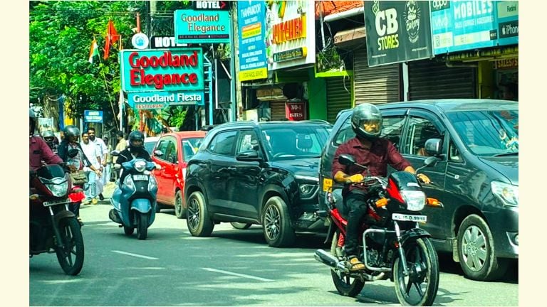 അരിസ്‌റ്റോ ജങ്ഷനിൽ അനധികൃതമായി പാർക്കുചെയ്തിരിക്കുന്ന കാറുകൾ 