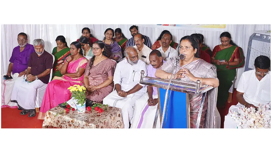 ആരൂര് ഗവ. എല്പിഎസിലെ വിവിധ പദ്ധതികളുടെ ഉദ്ഘാടനം ഒ എസ് അംബിക എംഎല്എ നിര്വഹിക്കുന്നു
