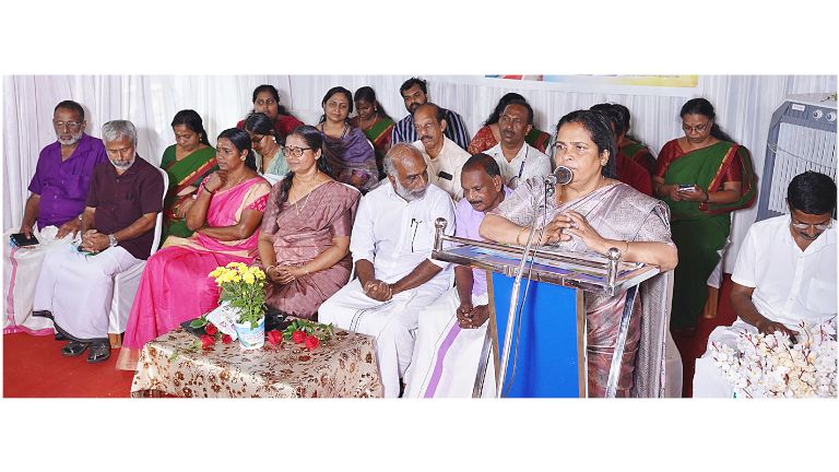 ആരൂര്‍ ഗവ. എല്‍പിഎസിലെ വിവിധ പദ്ധതികളുടെ ഉദ്ഘാടനം ഒ എസ് അംബിക എംഎല്‍എ നിര്‍വഹിക്കുന്നു