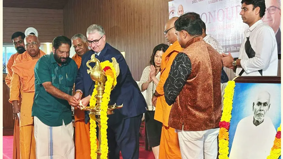 ഓസ്ട്രേലിയയിലെ വിക്ടോറിയന്‍ പാര്‍ലമെന്റ്‌ ചീഫ് വിപ് ലീ ടാര്‍ലാമിസിന്‌ ശിവഗിരി മഠത്തിൽ നൽകിയ സ്വീകരണം വി ജോയി എംഎല്‍എ ഉദ്ഘാടനം ചെയ്യുന്നു