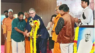 ഓസ്ട്രേലിയയിലെ വിക്ടോറിയന്‍ പാര്‍ലമെന്റ്‌ ചീഫ് വിപ് ലീ ടാര്‍ലാമിസിന്‌ ശിവഗിരി മഠത്തിൽ നൽകിയ സ്വീകരണം വി ജോയി എംഎല്‍എ ഉദ്ഘാടനം ചെയ്യുന്നു