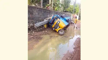 കുഞ്ചൂട്ടിൽ ലെയ്ൻ റോഡിൽ പിക്കപ് ഓട്ടോ ചെളിയിൽ താഴ്ന്നപ്പോൾ