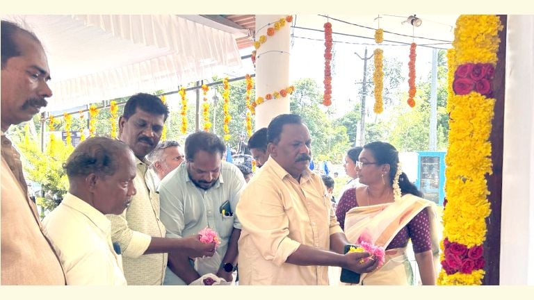 പികെഎസ് സംസ്ഥാന പ്രസിഡന്റ്‌ വണ്ടിത്തടം മധുവിന്റെ നേതൃത്വത്തിൽ വെങ്ങാനൂർ അയ്യൻകാളി സ്മാരകം പാഞ്ചജന്യത്തിൽ നടന്ന പുഷ്പാർച്ചന