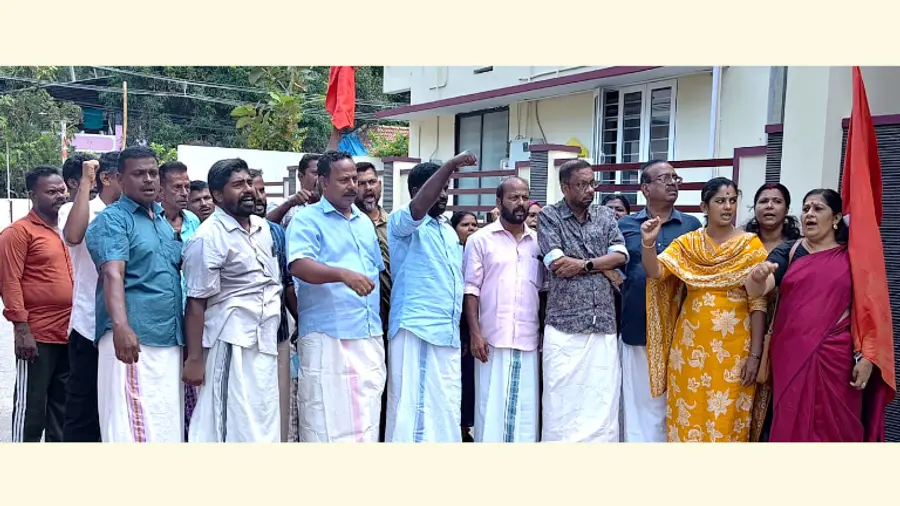 കുടിവെള്ള പ്രശ്നം പരിഹരിക്കണമെന്ന് ആവശ്യപ്പെട്ട് അഴൂർ പഞ്ചായത്ത് ഓഫീസിന് മുന്നിൽ സിപിഐ എം
നടത്തിയ സമരം ഏരിയ സെക്രട്ടറി എം ജലീൽ ഉദ്ഘാടനം ചെയ്യുന്നു