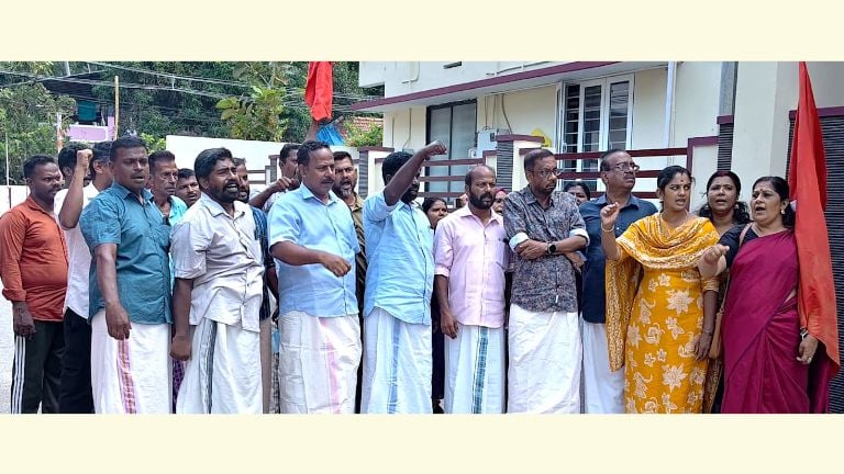 കുടിവെള്ള പ്രശ്നം പരിഹരിക്കണമെന്ന് ആവശ്യപ്പെട്ട് അഴൂർ പഞ്ചായ‍ത്ത് ഓഫീസിന് മുന്നിൽ സിപിഐ എം  നടത്തിയ സമരം ഏരിയ സെക്രട്ടറി എം ജലീൽ ഉദ്ഘാടനം ചെയ്യുന്നു