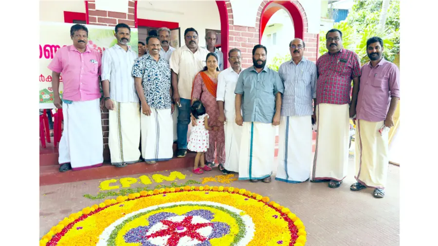 വർക്കല ഇ എം എസ് ഭവന് മുന്നിൽ സിപിഐ എം വർക്കല ഏരിയ കമ്മിറ്റി
ഒരുക്കിയ പൂക്കളം