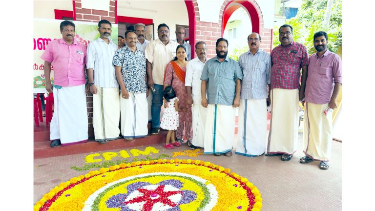 വർക്കല ഇ എം എസ് ഭവന് മുന്നിൽ സിപിഐ എം വർക്കല ഏരിയ കമ്മിറ്റി  ഒരുക്കിയ പ‍ൂക്കളം 