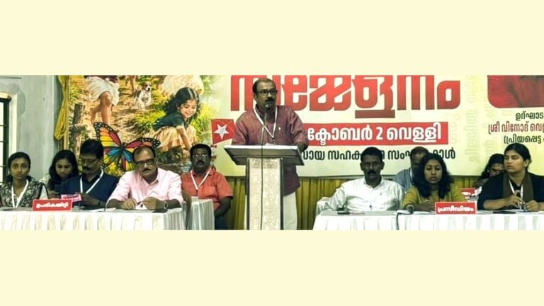 ബാലസംഘം കോവളം ഏരിയ സമ്മേളനം  കവി വിനോദ് വെള്ളായണി ഉദ്ഘാടനം ചെയ്യുന്നു 