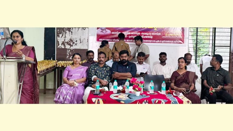 ഉപജില്ലാ ശാസ്ത്രോത്സവം സമാപന യോഗം ജില്ലാ പഞ്ചായത്ത് പ്രസിഡന്റ് പ്രിയദർശിനി ഉദ്ഘാടനം ചെയ്യുന്നു 
