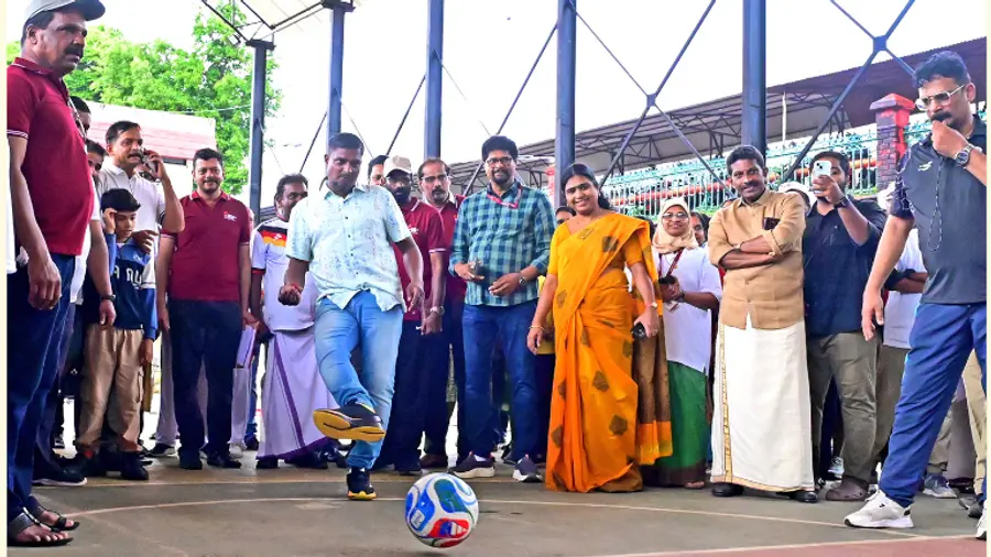 കേരള ബാങ്ക് സംഘടിപ്പിച്ച പെനാൽറ്റി ഷൂട്ടൗട്ട് മത്സരം സന്തോഷ് ട്രോഫി മുൻതാരം ആർ രാജേഷ് ഉദ്ഘാടനം ചെയ്യുന്നു