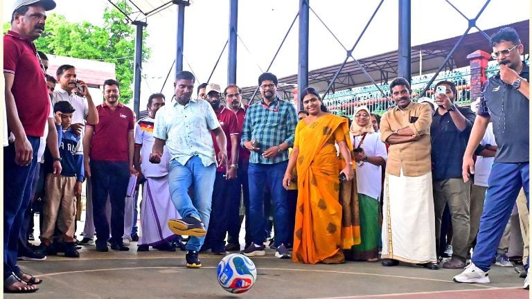 കേരള ബാങ്ക്  സംഘടിപ്പിച്ച പെനാൽറ്റി ഷൂട്ടൗട്ട് മത്സരം സന്തോഷ് ട്രോഫി മുൻതാരം ആർ രാജേഷ് ​ഉദ്ഘാടനം ചെയ്യുന്നു