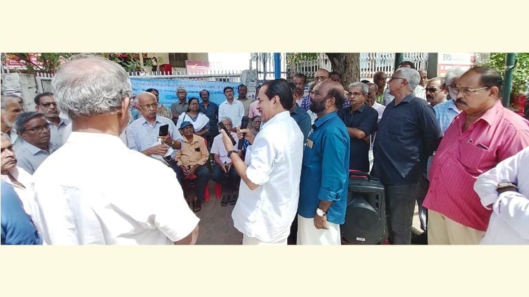 ഫോറം ഓഫ് സിവിൽ പെൻഷനേഴ്സ് അസോസിയേഷൻ സംഘടിപ്പിച്ച ജിപിഒ മാർച്ചും ധർണയും  എം വിജയകുമാർ ഉദ്ഘാടനം ചെയ്യുന്നു