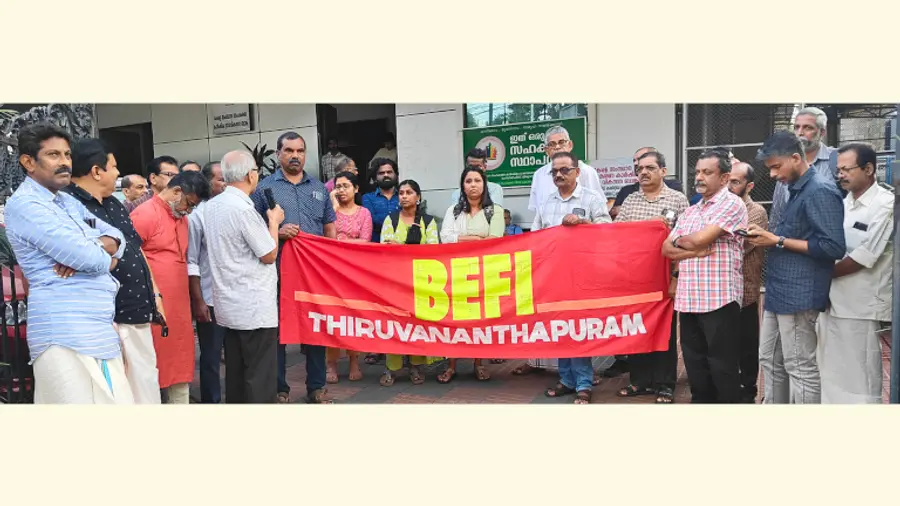 പ്രതിഷേധ പ്രകടനം സ്റ്റേറ്റ് ബാങ്ക് റിട്ടയറീസ് ഫോറം സംസ്ഥാന ജനറൽ സെക്രട്ടറി പി വി ജോസ് ഉദ്ഘാടനം ചെയ്യുന്നു
