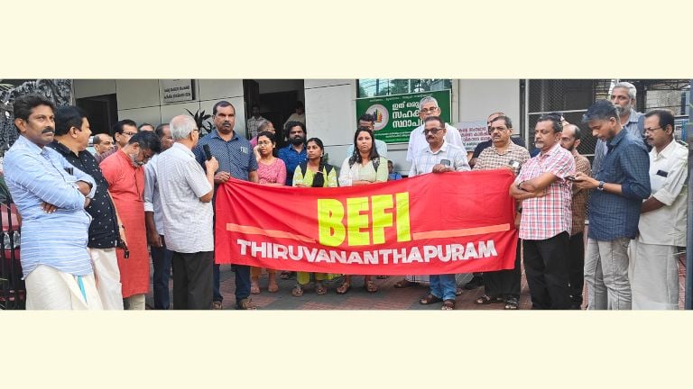 പ്രതിഷേധ പ്രകടനം സ്റ്റേറ്റ് ബാങ്ക് റിട്ടയറീസ് ഫോറം സംസ്ഥാന ജനറൽ സെക്രട്ടറി പി വി ജോസ് ഉദ്ഘാടനം ചെയ്യുന്നു