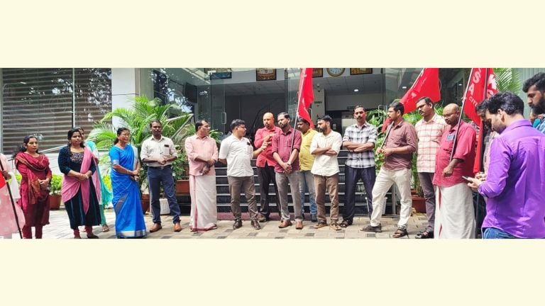 ബിവറേജസ് കോർപറേഷൻ സ്റ്റാഫ് അസോസിയേഷൻ പ്രതിഷേധത്തിൽനിന്ന്‌ 