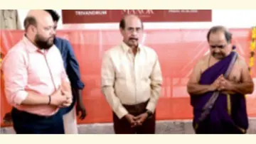 ഭീമ ഗ്രൂപ്പ് ചെയർമാൻ ബി ഗോവിന്ദൻ, എംഡി എംഎസ് സുഹാസ് എന്നിവർ
ചേർന്ന് യുഎസ്പി റോയൽ മാനറിന്റെ ഭൂമിപൂജ നിർവഹിക്കുന്നു