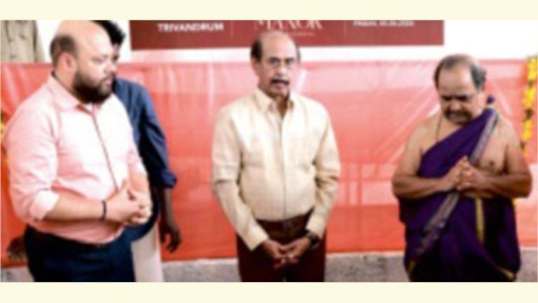 ഭീമ ഗ്രൂപ്പ് ചെയർമാൻ ബി ഗോവിന്ദൻ, എംഡി എംഎസ് സുഹാസ് എന്നിവർ  ചേർന്ന് യുഎസ്പി റോയൽ മാനറിന്റെ ഭൂമിപൂജ നിർവഹിക്കുന്നു