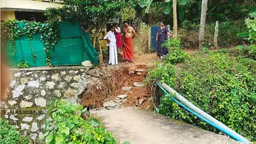 മണ്ണറക്കോണം മഞ്ചാടി തലക്കൽ തോടിന് കുറുകെയുള്ള നടപ്പാലത്തിന്റെ കരിങ്കൽ പാർശ്വഭിത്തി തകർന്നനിലയിൽ
