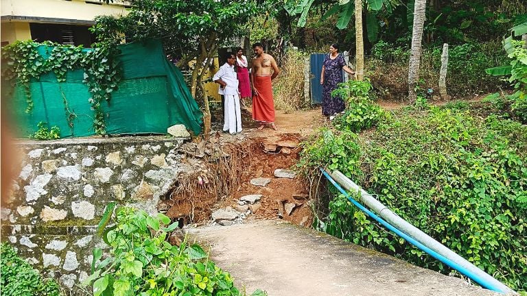 മണ്ണറക്കോണം മഞ്ചാടി തലക്കൽ തോടിന് കുറുകെയുള്ള നടപ്പാലത്തിന്റെ കരിങ്കൽ പാർശ്വഭിത്തി തകർന്നനിലയിൽ