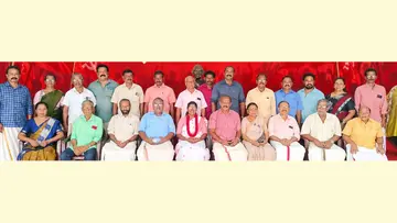 ബ്ലോക്ക് പഞ്ചായത്ത്‌ അംഗമായി സത്യപ്രതിജ്ഞ ചെയ്ത എസ് ബിജിമോൾക്ക് സിപിഐ എം ഏരിയ സെക്രട്ടറി  ആർ സുഭാഷിന്റെ നേതൃത്വത്തിൽ സ്വീകരണം നൽകുന്നു