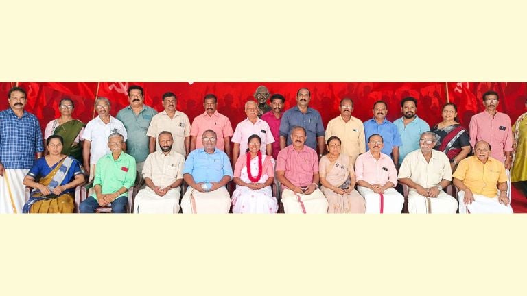 ബ്ലോക്ക് പഞ്ചായത്ത്‌ അംഗമായി സത്യപ്രതിജ്ഞ ചെയ്ത എസ് ബിജിമോൾക്ക് സിപിഐ എം ഏരിയ സെക്രട്ടറി  ആർ സുഭാഷിന്റെ നേതൃത്വത്തിൽ സ്വീകരണം നൽകുന്നു