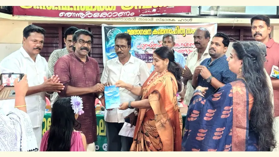 മോഹൻദാസ് മുല്ലൂർ രചിച്ച ‘കടൽ' കഥാസമാഹാരം വിനോദ് വൈശാഖി
ഡോ. ഉഷാ സതീഷിന് നൽകി പ്രകാശിപ്പിക്കുന്നു