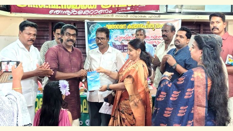 മോഹൻദാസ് മുല്ലൂർ രചിച്ച ‘കടൽ' കഥാസമാഹാരം വിനോദ് വൈശാഖി  ഡോ. ഉഷാ സതീഷിന് നൽകി പ്രകാശിപ്പിക്കുന്നു