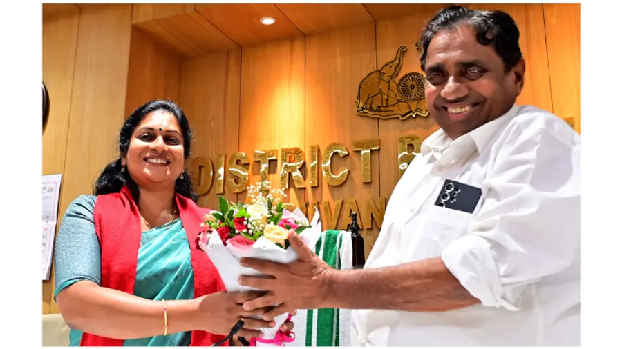 ജില്ലാപഞ്ചായത്ത് വൈസ് പ്രസിഡന്റായി തെരഞ്ഞെടുത്ത ബി പി മുരളിക്ക്  പ്രസിഡന്റ് വി പ്രിയദർശിനി പൂച്ചെണ്ട് നൽകുന്നു  ​