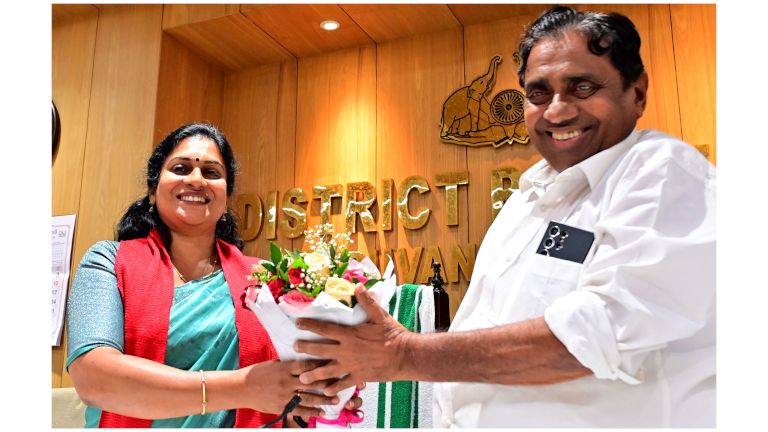 ജില്ലാപഞ്ചായത്ത് വൈസ് പ്രസിഡന്റായി തെരഞ്ഞെടുത്ത ബി പി മുരളിക്ക്  പ്രസിഡന്റ് വി പ്രിയദർശിനി പൂച്ചെണ്ട് നൽകുന്നു  ​