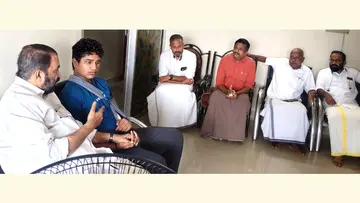 മർദനമേറ്റ രാജേഷിനെയും മകനെയും സിപിഐ എം സംസ്ഥാന കമ്മിറ്റി അംഗം വി ശിവൻകുട്ടി സന്ദർശിച്ചപ്പോൾ 