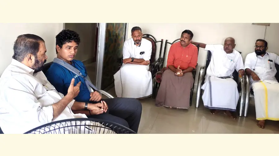 മർദനമേറ്റ രാജേഷിനെയും മകനെയും സിപിഐ എം സംസ്ഥാന കമ്മിറ്റി അംഗം വി ശിവൻകുട്ടി സന്ദർശിച്ചപ്പോൾ