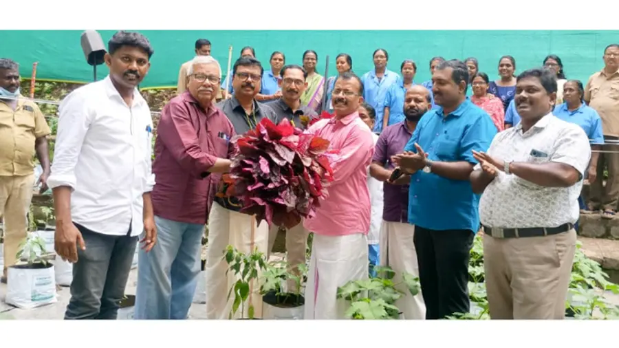 എൻജിഒ യൂണിയൻ ഡിഎംഇ ഏരിയയിൽ കൃഷിചെയ്ത പച്ചക്കറി നായനാർ ട്രസ്റ്റിനു കൈമാറുന്നു