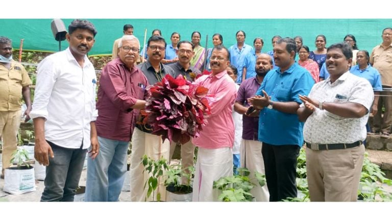 എൻജിഒ യൂണിയൻ ഡിഎംഇ ഏരിയയിൽ കൃഷിചെയ്ത പച്ചക്കറി നായനാർ ട്രസ്റ്റിനു കൈമാറുന്നു