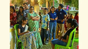 ഓണം വാരാഘോഷത്തോടനുബന്ധിച്ച്‌ കനകക്കുന്നിലെ സന്ദർശകരുടെ കാരിക്കേച്ചർ വരയ്ക്കുന്ന അല്ലുമോൾ