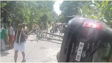 അപകടത്തിൽപ്പെട്ട കാറും മറിഞ്ഞ വൈദ്യുത തൂണുകളും