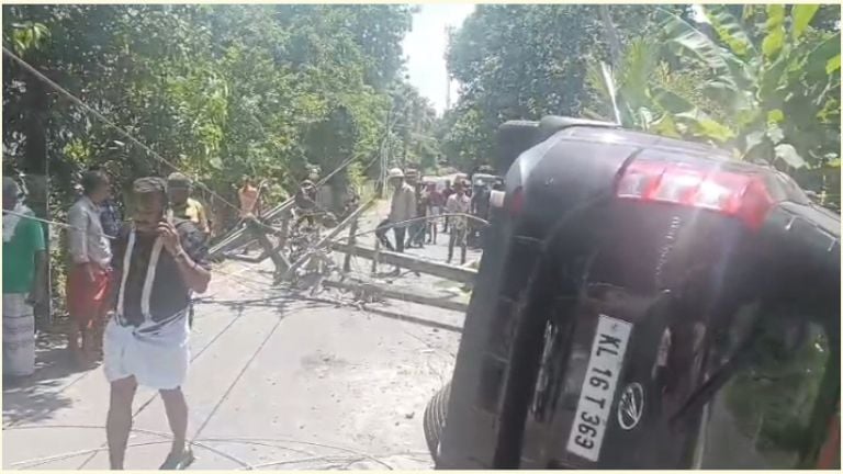 അപകടത്തിൽപ്പെട്ട കാറും മറിഞ്ഞ വൈദ്യുത തൂണുകളും