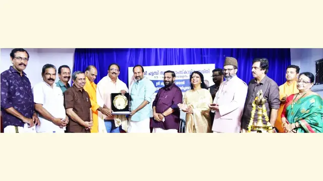ചട്ടമ്പിസ്വാമി സാംസ്കാരിക സമിതി പുരസ്കാരം എ വി അനൂപിന് മന്ത്രി പി സി വിഷ്ണുനാഥ് സമ്മാനിക്കുന്നു