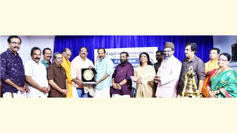 ചട്ടമ്പിസ്വാമി സാംസ്‌കാരിക സമിതി പുരസ്‌കാരം എ വി അനൂപിന് മന്ത്രി പി സി വിഷ്ണുനാഥ് സമ്മാനിക്കുന്നു