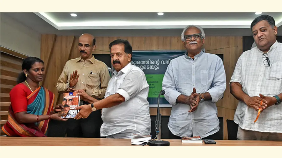 മുൻ ഡിജിപി എ ഹേമചന്ദ്രൻ എഴുതിയ "അധികാരത്തിന്റെ വഴി
അനീതിയുടെയും' പുസ്തകം മന്ത്രി രമേശ് ചെന്നിത്തല ബിന്ദുവിന് നൽകി
പ്രകാശിപ്പിക്കുന്നു