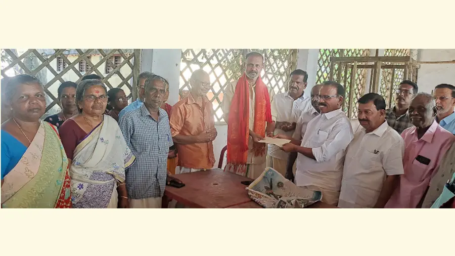 ജില്ലാ കൈത്തറി സഹകരണ സംഘം അസോസിയേഷൻ രക്ഷാധികാരി ആനാവൂർ നാഗപ്പൻ പാറശാല മണ്ഡലം  എൽഡിഎഫ് സ്ഥാനാർഥി സി കെ ഹരീന്ദ്രന് കെട്ടിവയ്ക്കാനുള്ള തുക കൈമാറുന്നു