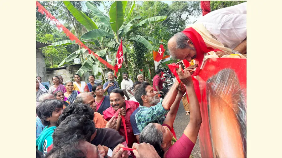 വോട്ടർമാർക്ക് അഭിവാദ്യമർപ്പിച്ചുള്ള പര്യടനത്തിൽ സി കെ ഹരീന്ദ്രനെ  പ്രവർത്തകർ ഷാളണിയിക്കുന്നു 