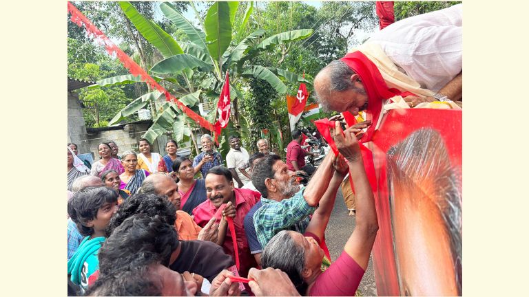 വോട്ടർമാർക്ക് അഭിവാദ്യമർപ്പിച്ചുള്ള പര്യടനത്തിൽ സി കെ ഹരീന്ദ്രനെ  പ്രവർത്തകർ ഷാളണിയിക്കുന്നു 
