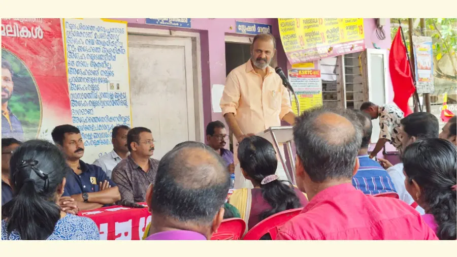 കെഎസ്ആർടിഇഎ പ്രതിഷേധസംഗമം സി കെ ഹരീന്ദ്രൻ എംഎൽഎ ഉദ്ഘാടനം ചെയ്യുന്നു