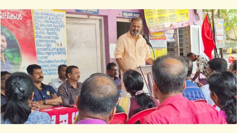കെഎസ്ആർടിഇഎ പ്രതിഷേധസംഗമം സി കെ ഹരീന്ദ്രൻ എംഎൽഎ ഉദ്ഘാടനം ചെയ്യുന്നു 