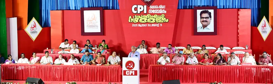 സിപിഐ ജില്ലാ സമ്മേളനത്തിന്റെ പ്രതിനിധി സമ്മേളനം സംസ്ഥാന സെക്രട്ടറി ബിനോയ് വിശ്വം ഉദ്ഘാടനംചെയ്യുന്നു
