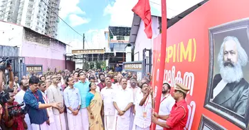 സിപിഐ എം വിപുലീകൃത തൃശൂർ ജില്ലാ കമ്മിറ്റിക്ക് തുടക്കം കുറിച്ച് ബേബിജോൺ നഗറിൽ മുതിർന്ന നേതാവ് എം കെ കണ്ണൻ പതാക ഉയർത്തുന്നു