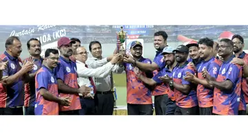 സ്റ്റേറ്റ് ബാങ്ക് ഓഫ് ഇന്ത്യ ഓഫീസേഴ്സ് അസോസിയേഷൻ ഒമ്പതാമത് ത്രൈവാർഷിക സമ്മേളനത്തിന്റെ ഭാഗമായി
നടത്തിയ സൗഹൃദ ക്രിക്കറ്റ് മത്സരത്തിലെ ടീമുകള് ട്രോഫിയുമായി